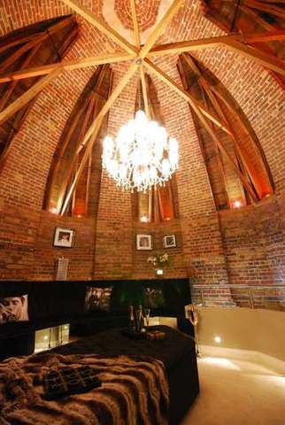  Image of 3 Bedroom Apartment for sale at London, N11 3FJ