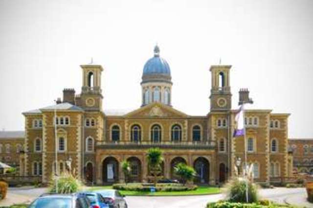  Image of 3 Bedroom Apartment for sale at London, N11 3FJ