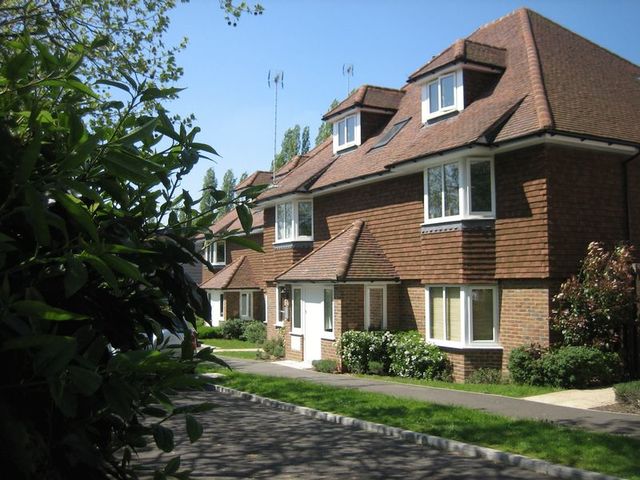  Image of 2 Bedroom Flat to rent at Randalls Road  Leatherhead, KT22 7UH