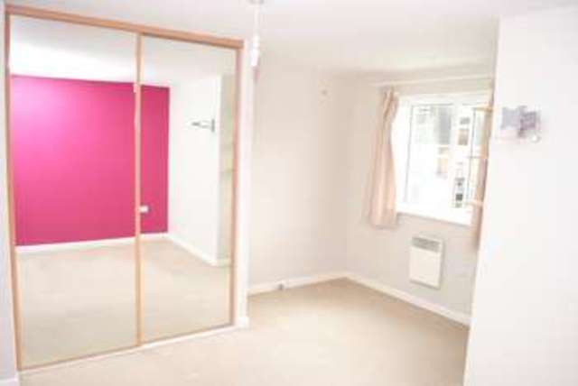  Image of 2 Bedroom Flat to rent at Romford, RM3 0GZ