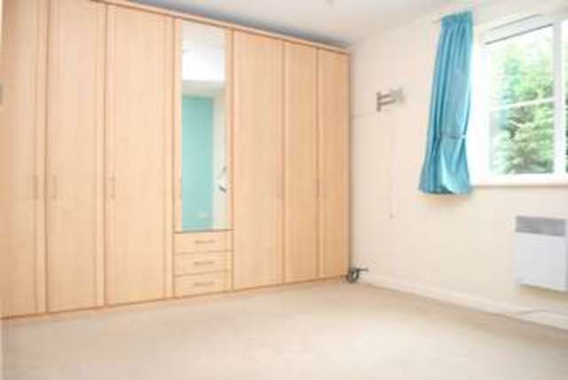  Image of 2 Bedroom Flat to rent at Romford, RM3 0GZ