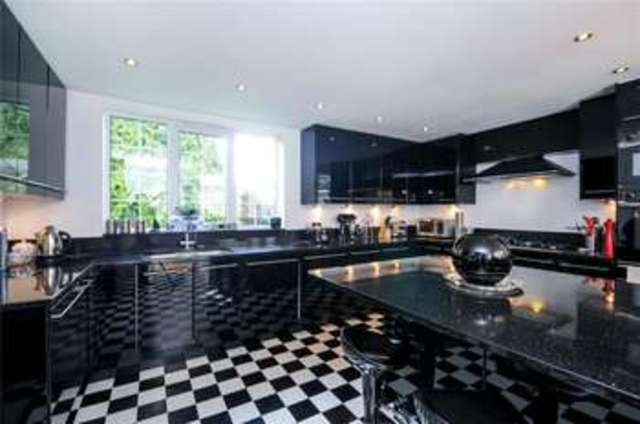  Image of 4 Bedroom Detached for sale at Knowl Hill Reading Knowl Hill, RG10 9XX