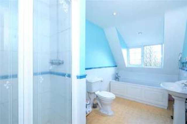  Image of 4 Bedroom Detached for sale at Knowl Hill Reading Knowl Hill, RG10 9XX