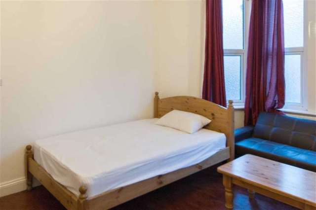  Image of Studio to rent at Third Avenue Acton London, W3 7RT