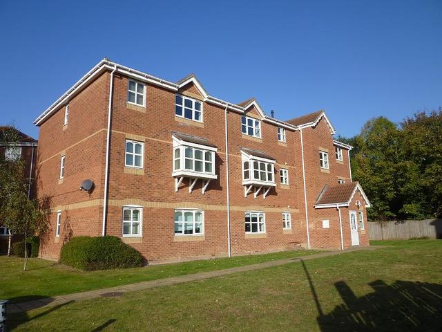  Image of 2 Bedroom Flat to rent at 69 Woodfield Road  Thames Ditton, KT7 0EF