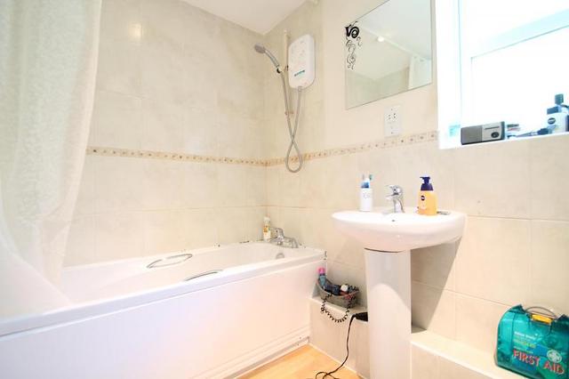  Image of 2 Bedroom Flat to rent at 69 Woodfield Road  Thames Ditton, KT7 0EF