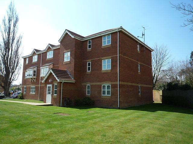  Image of 2 Bedroom Flat to rent at 69 Woodfield Road  Thames Ditton, KT7 0EF