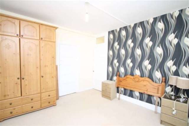 Image of 2 Bedroom Flat to rent at London, SW8 2AW