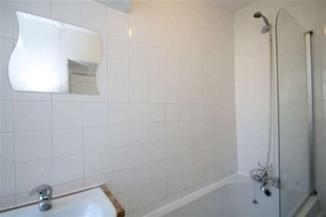  Image of 2 Bedroom Flat to rent at London, SW8 2AW