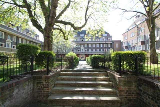  Image of 2 Bedroom Flat to rent at London, SW8 2AW