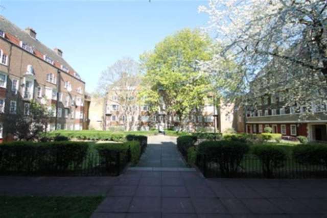  Image of 2 Bedroom Flat to rent at London, SW8 2AW