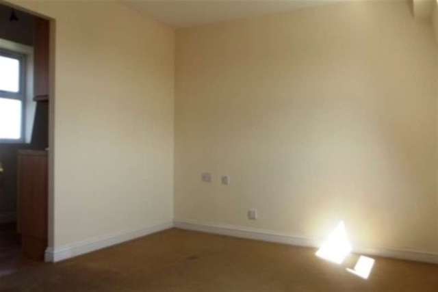  Image of 2 Bedroom Flat to rent at Southampton, SO14 1AX