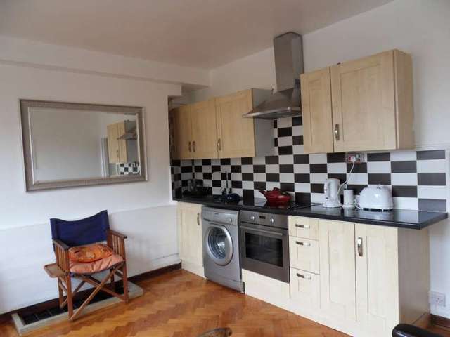  Image of 2 Bedroom Flat to rent at London, WC1H 8LD