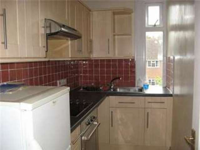  Image of 2 Bedroom Flat to rent at Grove Avenue  Yeovil, BA20 2BB