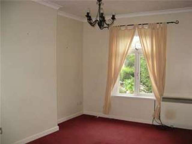  Image of 2 Bedroom Flat to rent at Grove Avenue  Yeovil, BA20 2BB