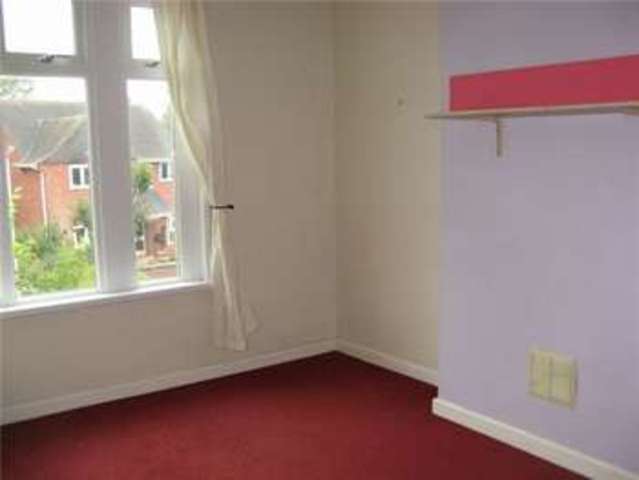  Image of 2 Bedroom Flat to rent at Grove Avenue  Yeovil, BA20 2BB