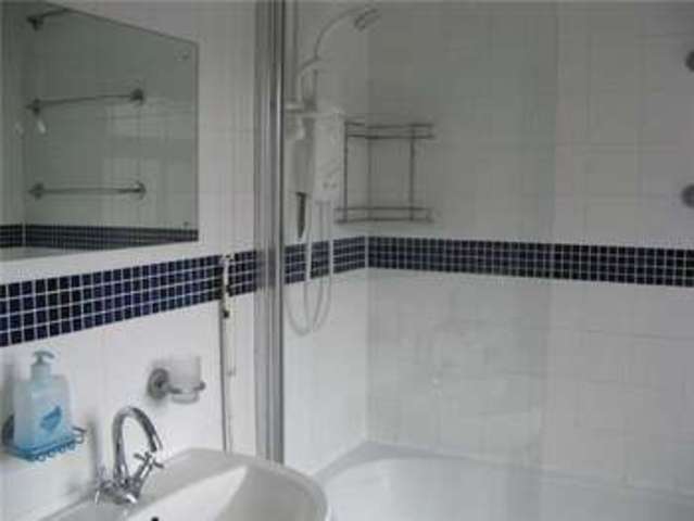 Image of 2 Bedroom Flat to rent at Grove Avenue  Yeovil, BA20 2BB