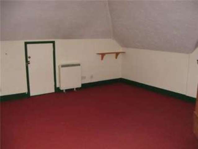  Image of 2 Bedroom Flat to rent at Grove Avenue  Yeovil, BA20 2BB