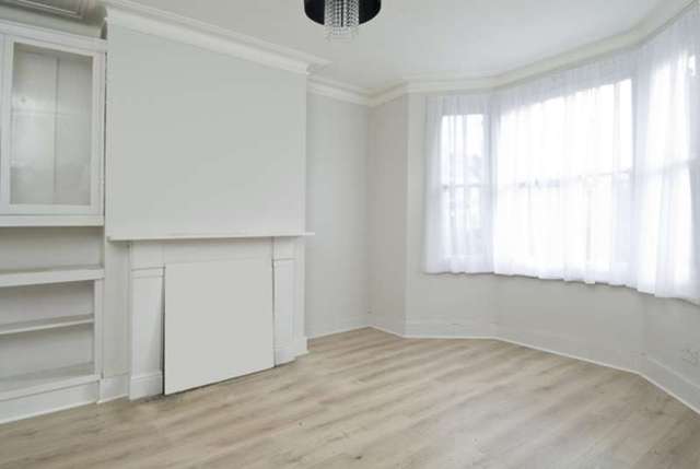  Image of 2 Bedroom Terraced to rent at Sutherland Road  Chiswick, W4 2QS