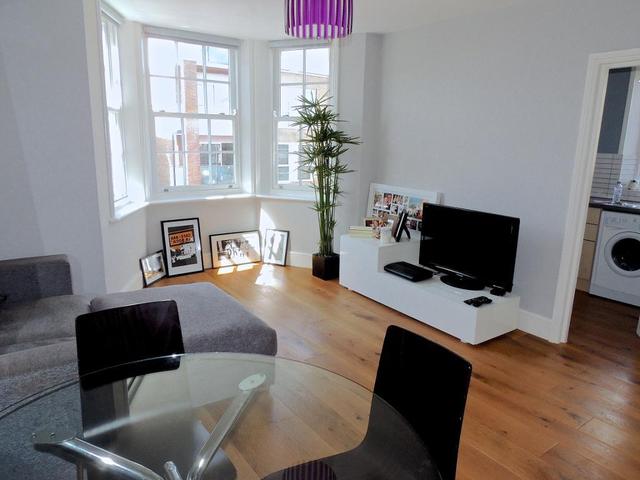 living room Image of 1 Bedroom Flat to rent at East Dulwich, SE22 9AH Image of living room