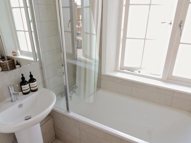  Image of 1 Bedroom Flat to rent at East Dulwich, SE22 9AH