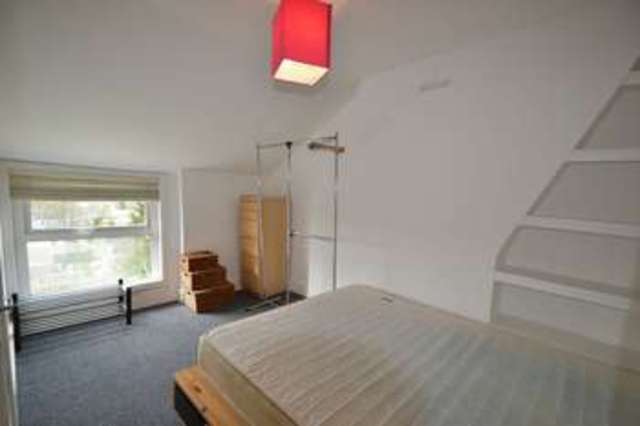  Image of 1 Bedroom Flat to rent at Rye Hill Park  London, SE15 3JN