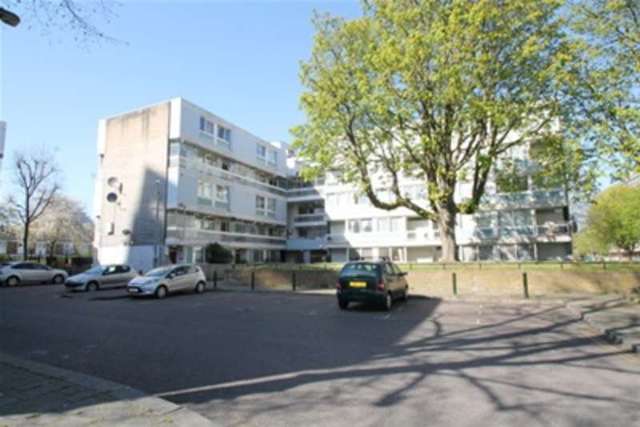  Image of 2 Bedroom Flat to rent at London, SW11 2EN