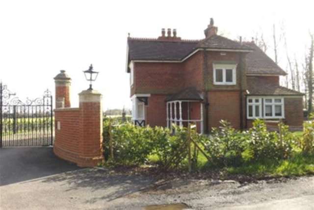  Image of 3 Bedroom Detached to rent at Haywards Heath, RH17 5NH
