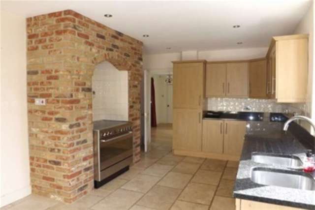  Image of 3 Bedroom Detached to rent at Haywards Heath, RH17 5NH