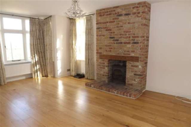  Image of 3 Bedroom Detached to rent at Haywards Heath, RH17 5NH
