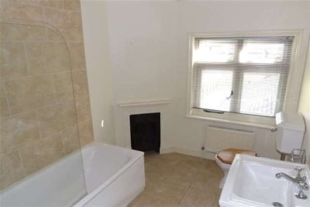  Image of 3 Bedroom Detached to rent at Haywards Heath, RH17 5NH