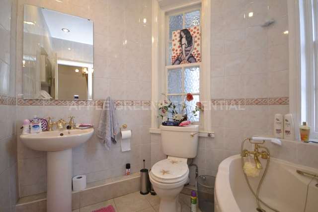  Image of 3 Bedroom Apartment to rent at Chalfont Court Baker Street London, NW1 5RS