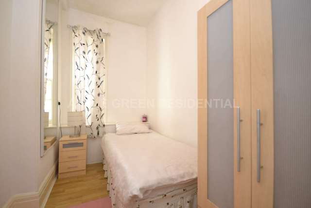  Image of 3 Bedroom Apartment to rent at Chalfont Court Baker Street London, NW1 5RS