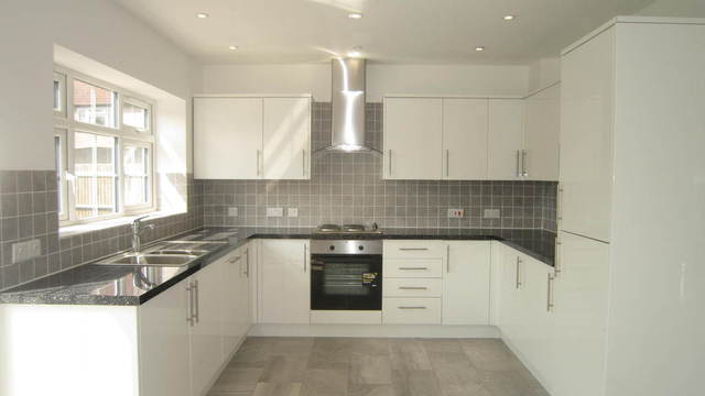  Image of 4 Bedroom Detached for sale at Middlesex  Hayes, UB4 0HN