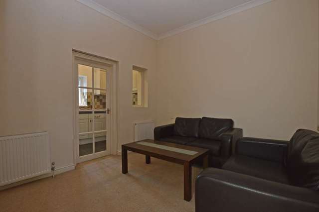  Image of 3 Bedroom Flat to rent at Tooting High Street Tooting London, SW17 0RG