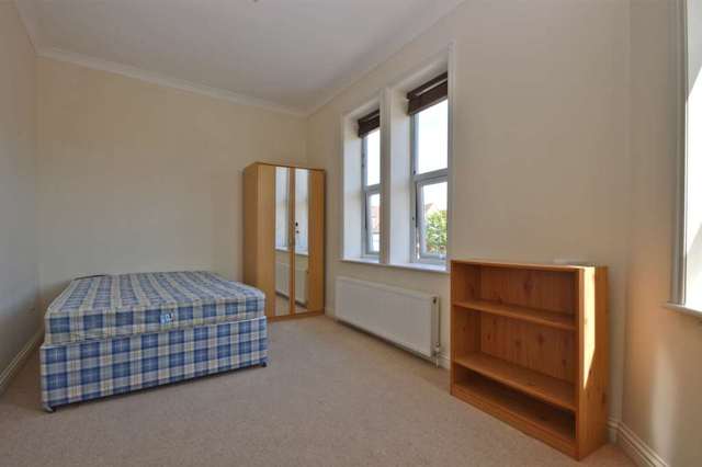  Image of 3 Bedroom Flat to rent at Tooting High Street Tooting London, SW17 0RG