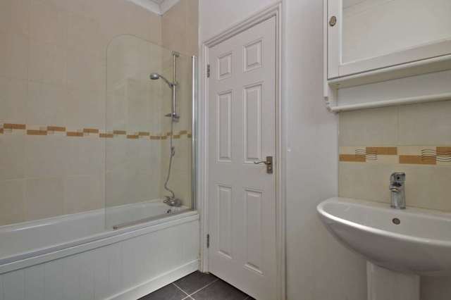  Image of 3 Bedroom Flat to rent at Tooting High Street Tooting London, SW17 0RG