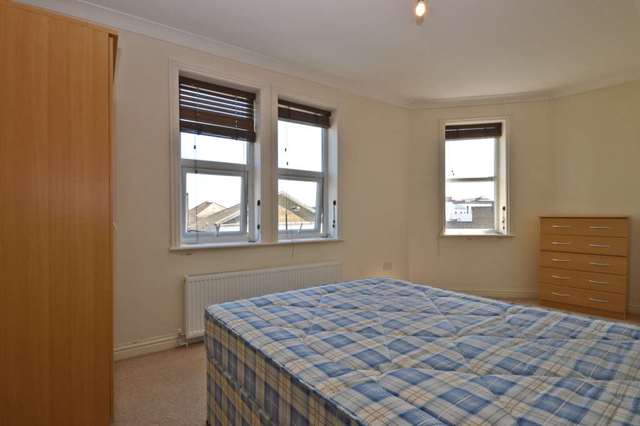  Image of 3 Bedroom Flat to rent at Tooting High Street Tooting London, SW17 0RG