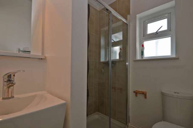  Image of 3 Bedroom Flat to rent at Tooting High Street Tooting London, SW17 0RG