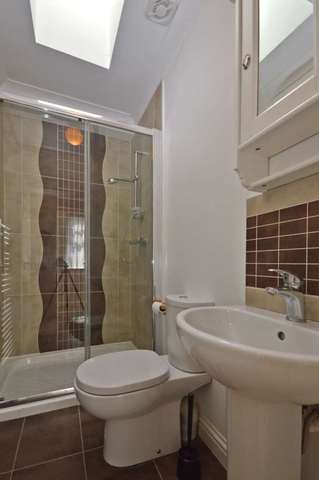  Image of 3 Bedroom Flat to rent at Tooting High Street Tooting London, SW17 0RG