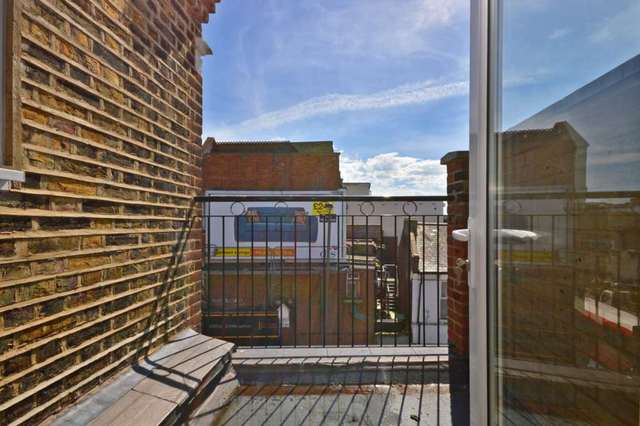  Image of 3 Bedroom Flat to rent at Tooting High Street Tooting London, SW17 0RG
