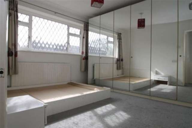  Image of 3 Bedroom Detached to rent at Sutton, SM1 3EL