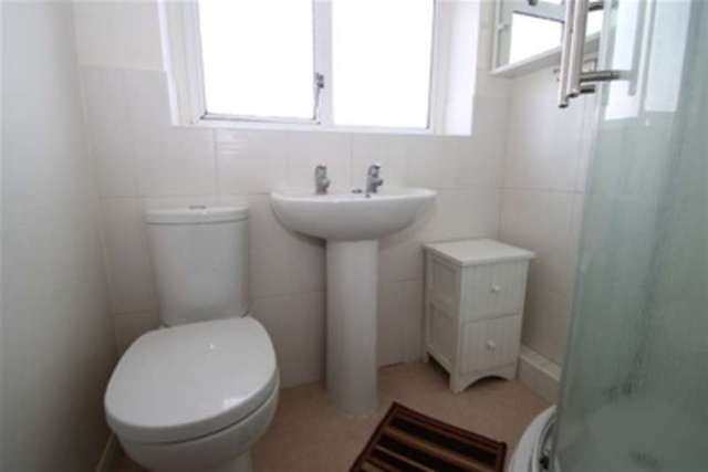  Image of 3 Bedroom Detached to rent at Sutton, SM1 3EL