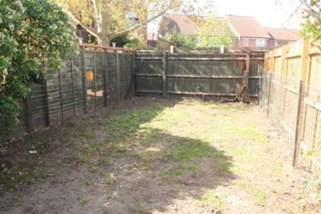  Image of 2 Bedroom Detached to rent at London, SE28 0EE