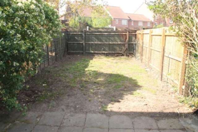  Image of 2 Bedroom Detached to rent at London, SE28 0EE