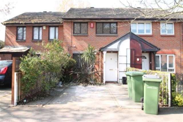  Image of 2 Bedroom Detached to rent at London, SE28 0EE