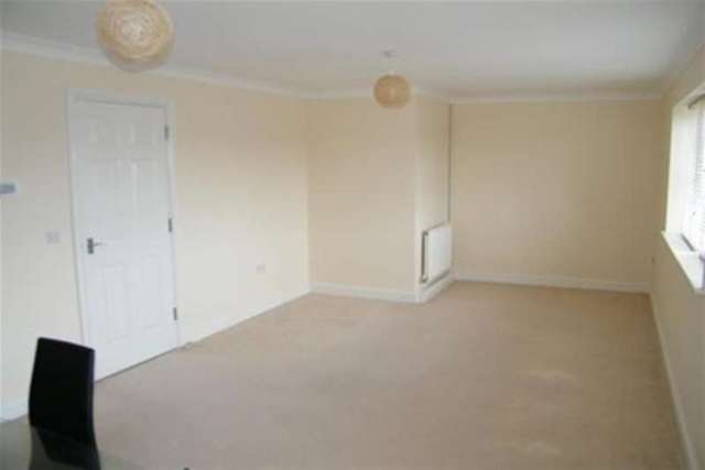  Image of 2 Bedroom Flat to rent at Purfleet, RM19 1LA