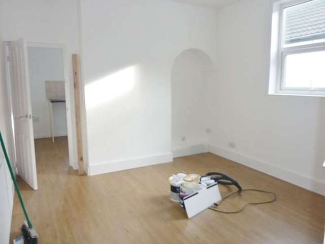  Image of 3 Bedroom Flat for sale at Eastbourne, BN21 3RR