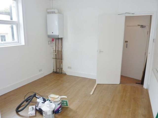  Image of 3 Bedroom Flat for sale at Eastbourne, BN21 3RR