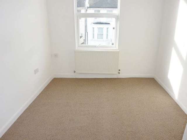  Image of 3 Bedroom Flat for sale at Eastbourne, BN21 3RR